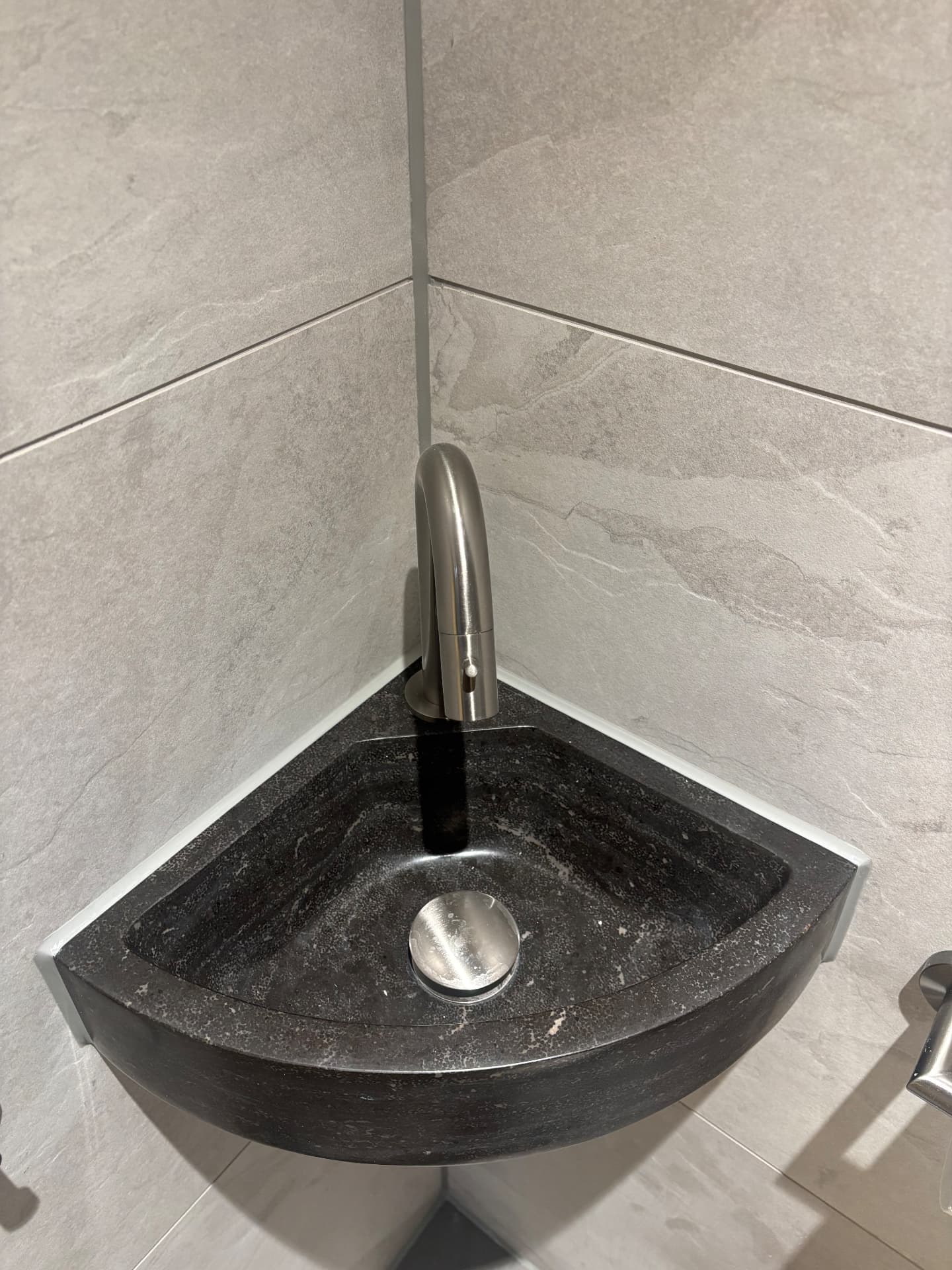Moderne toiletruimte strak afgewerkt — thumbnail 3