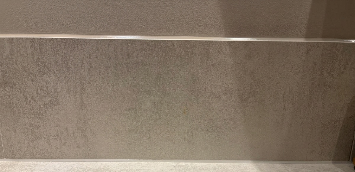 Keukenwand strak afgekit