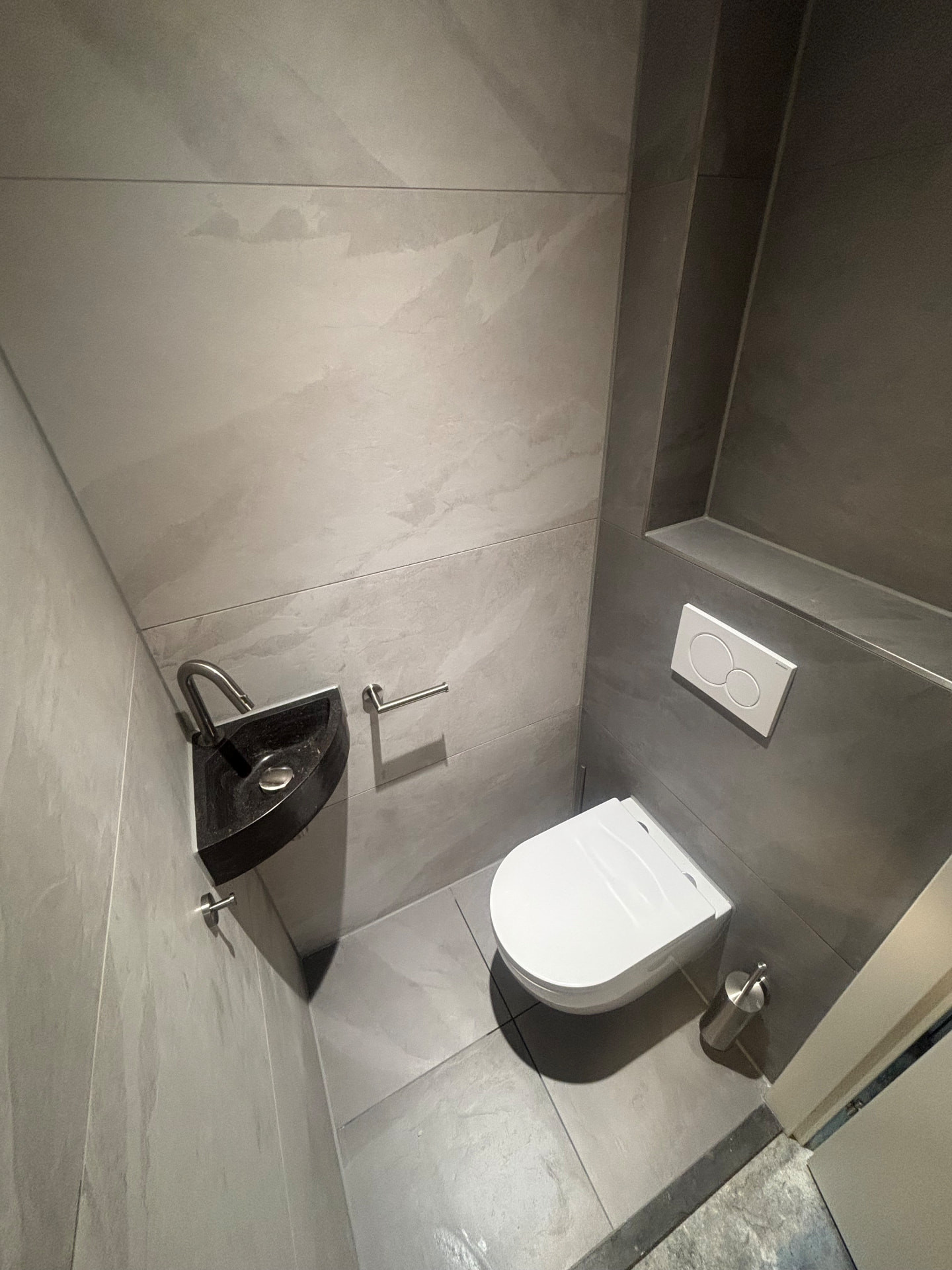 Moderne toiletruimte strak afgewerkt — thumbnail 2